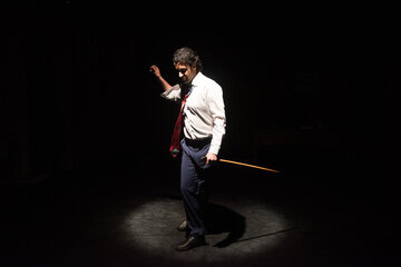 چالش همزمان بازی و کارگردانی/ مرثیهای کمدی برای آرامش از دست رفته!