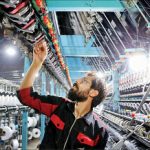 کارگران منتظر افزایش قابل توجه دستمزد باشند؟/ کارگران: قیمتها لحظهای بالا میرود، دستمزد را هم چند بار در سال بالا ببرید