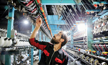 کارگران منتظر افزایش قابل توجه دستمزد باشند؟/ کارگران: قیمتها لحظهای بالا میرود، دستمزد را هم چند بار در سال بالا ببرید