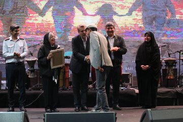 شبی برای قهرمانان بیادعا؛ هنرمندان به احترام آتشنشانان ایستادند