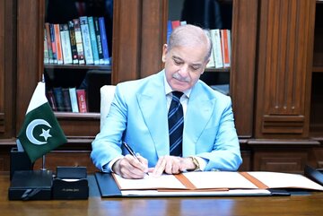 امضای تفاهمنامه پایان جنگ توسط شهباز شریف + ویدئو