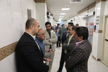 ببینید | معاون صدا همراه با مدیران و پیشکسوتان رادیو به عیادت بهروز رضوی رفتند؛ صدای ماندگار رادیو در قاب دعای خانواده رسانه