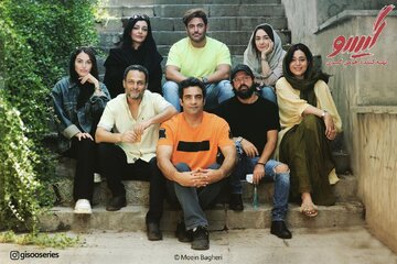 حمله روزنامه اصولگرا به دستمزدهای نجومی بازیگران شبکه نمایش خانگی و تلویزیون/ این آقای کارگردان هر چه مبتذلتر میسازد بیشتر پول میگیرد