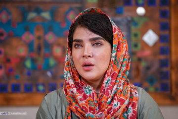 سارا رسولزاده روی صحنه میرود