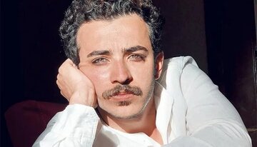 علی شادمان «غروب مامان» را میخواند