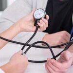 ۱۱ نشانهای که میگویند فشار خون شما به مرز خطر رسیده