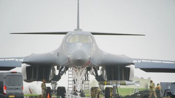 ادعای آکسیوس: آمریکا از بمبافکن B-1 علیه ایران استفاده کرد؛ ترامپ تهران را تهدید به حمله کرد/ هرمز، بابالمندب و دریای سرخ در آستانه بحرانی تازه