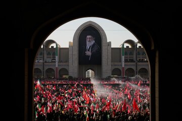 تهران تلاش دارد مراسم تشییع را به پیامی فراتر از مرزهای ایران تبدیل کند/ همهپرسی مردمی درباره ادامه مسیر جمهوری اسلامی/تأکید بر مطالبه «انتقام»