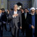 حضور سفیر عراق در مشهد مقدس و ادای احترام به مقام والای رهبر شهید+ عکس
