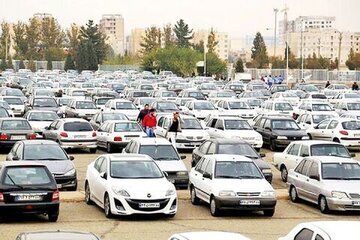 دور تغییر قیمت خودرو تند شد / قیمت این خودرو به یک‌باره ۵۳۰ میلیون تومان تکان خورد + جدول