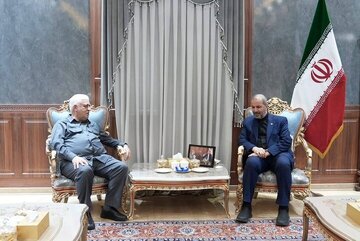 رایزنی رئیس سازمان الحشد الشعبی با سفیر ایران در بغداد درباره حملات اخیر آمریکا