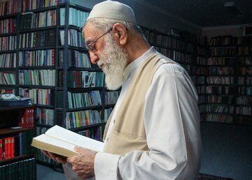 روایت یک عمر انس با کتاب/ از «بینوایان» تا «کلیدر»؛ مروری بر علایق ادبی آیتالله خامنهای/ آخرین کتابی که رهبر شهید، در نمایشگاه کتاب مطالعه کرد