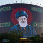طرحی از رهبر شهید بر دیوارنگاره میدان راهآهن