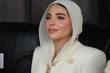 فرزند کم پیدای دیکتاتور مصر / آیه السیسی کیست و چرا تا این حد مورد توجه رسانههای قرار گرفتهاست؟ / لباسهایی خبرساز؛ الهامگرفته از مصر باستان + عکس