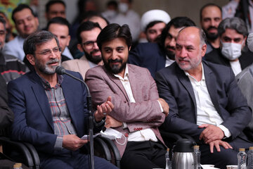 پاسخ رهبر به شاعری که در مورد او، سروده بود: آن شعری را که در مورد ماست، نخوانید