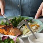 چطور بدون گرسنگی وزن کم کنیم؟ / کاهش وزن ماندگار با چند تغییر ساده