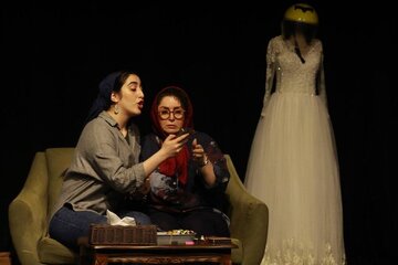 ژاله صامتی همراه دخترش به صحنه بازمیگردد