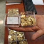 تصویری قدیمی از ویترین یک سکه‌فروشی در خیابان جمهوری/ سکه در سال ۸۱ با چه قیمتی به فروش می‌رفت؟/ این قیمت‌های عجیب را ببینید