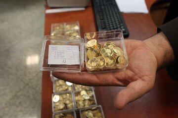 تصویری قدیمی از ویترین یک سکه‌فروشی در خیابان جمهوری/ سکه در سال ۸۱ با چه قیمتی به فروش می‌رفت؟/ این قیمت‌های عجیب را ببینید