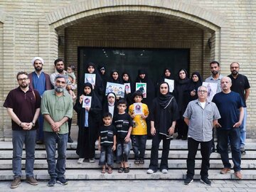 خانواده شهدای میناب به فارابی آمدند / معرفی مربیان و برگزیدگان مسابقه «مدرسهای که میرفتیم»