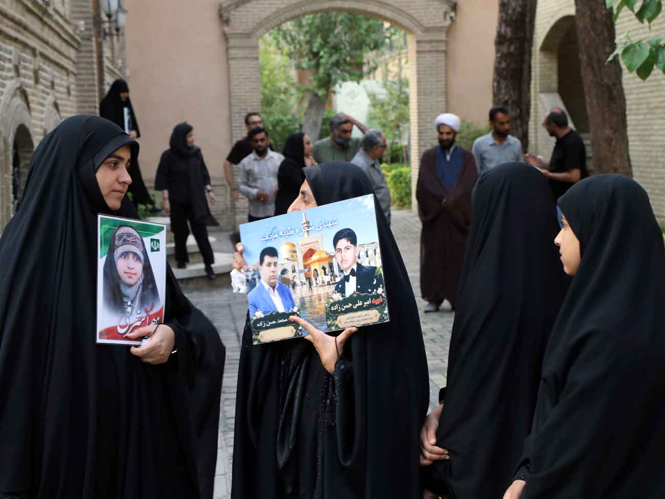 خانواده شهدای میناب به فارابی آمدند / معرفی مربیان و برگزیدگان مسابقه «مدرسهای که میرفتیم»