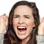 خواهرم  توان کنترل خشم‌اش را ندارد و فرزند 5ساله اش را کتک می زند؛ با او چه کنیم؟