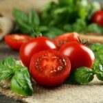 خوردن گوجه فرنگی برای این افراد ضرر دارد؛ ۵ عارضه مهم