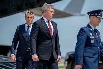 معاون وزیر جنگ آمریکا برکنار میشود/ هگست درباره او دچار «پارانویا» شده بود چون ترامپ گفته بود: «لبخند زیبایی دارد، اما در واقع یک قاتل است»