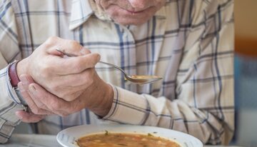 نشانههای اولیه پارکینسون/ ۵ تمرین برای بهبود حرکات دست بیماران مبتلا به پارکینسون