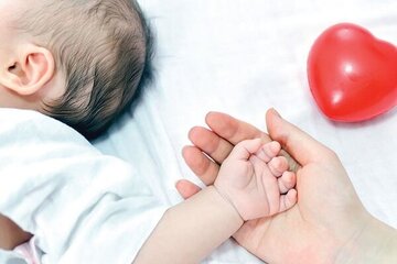 چرا استفاده از شیر مادر برای نوزادان نارس حیاتی است؟