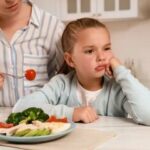 کودک خود را مجبور به غذا خوردن نکنید: ۸ گام ساده برای افزایش اشتها