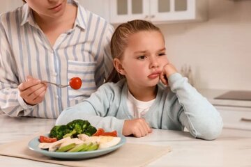 کودک خود را مجبور به غذا خوردن نکنید: ۸ گام ساده برای افزایش اشتها