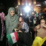 طنین حماسه «دریاقلی» در دویستمین شبِ میدان فلسطین/ وقتی مادری صبور و مجریانی مبتکردر میدان، تندیس این «ناجی آبادان» را در ادامه راهش بر دوش خود گرفتن