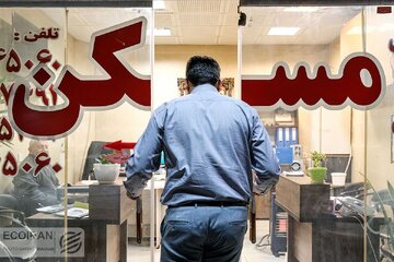 نفس مجردها هم بند آمده / اجاره و قسط حقوق را می‌بلعند، قسطی روزگار می‌گذرانند