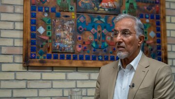 از دلار ۵۸ هزار تومانی تا ۲۷۰ هزار تومان / پرسش راغفر از دولت: چرا اداره کشور به گران‌تر شدن زندگی مردم گره خورده است؟