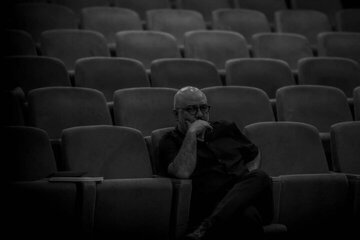 به جای خانه نشستن و اضطراب کشیدن، در سالن تئاتر دور هم جمع شویم/ اجرایی که با وقایع ۱۴۰۱ و جنگ به تعویق افتاد