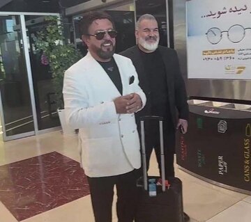 بیژن مرتضوی به تایید و تکذیب‌ها پایان داد /  عکس یادگاری نوازنده «بوی خوش عشق» در فرودگاه تهران + عکس