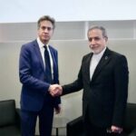 دست دادن با عراقچی برای وزیر خارجه انگلیس دردسر ساز شد / جنجال در لندن بر سر ادعای نقشه حمله به پایگاه هوایی فیرفورد