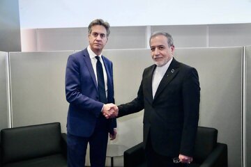 دست دادن با عراقچی برای وزیر خارجه انگلیس دردسر ساز شد / جنجال در لندن بر سر ادعای نقشه حمله به پایگاه هوایی فیرفورد