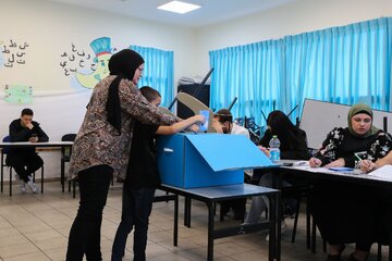 شکسته‌شدن رکورد ۴۵ ساله مشارکت در انتخابات اسرائیل در ساعات اولیه / بازگشت ده‌ها هزار مسافر از خارج و خیزش شهروندان عرب برای مهار راست‌گرایان افراطی