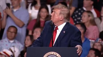 قطع مکرر سخنرانی ترامپ در ایالت سرنوشت ساز جمهوری‌خواهان/ ترامپ: از سالن گم شوید بیرون! شماها مزدور دول خارجی هستید