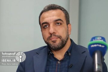 منتقدان می‌گویند ارز کشور هدر می‌رود؛ پاسخ فرزانی: بدون مداخله بانک مرکزی، دلار گران‌تر می‌شد